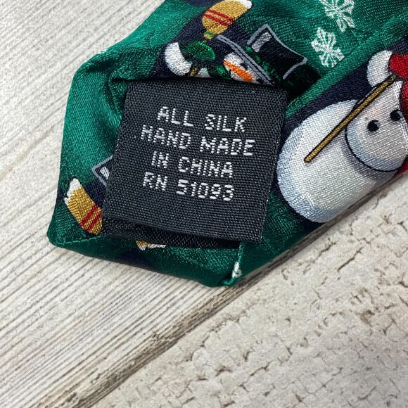 100% Silk Green Christmas Tie Snowman Hat Broom Red Scarf A100970 - Picture 5 of 5